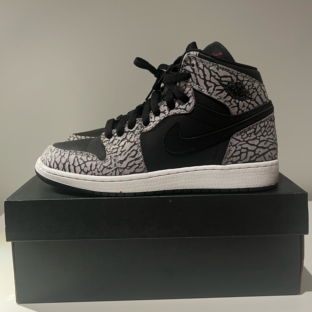 Air Jordan 1 RETRO HIGH (GS) *RARE*